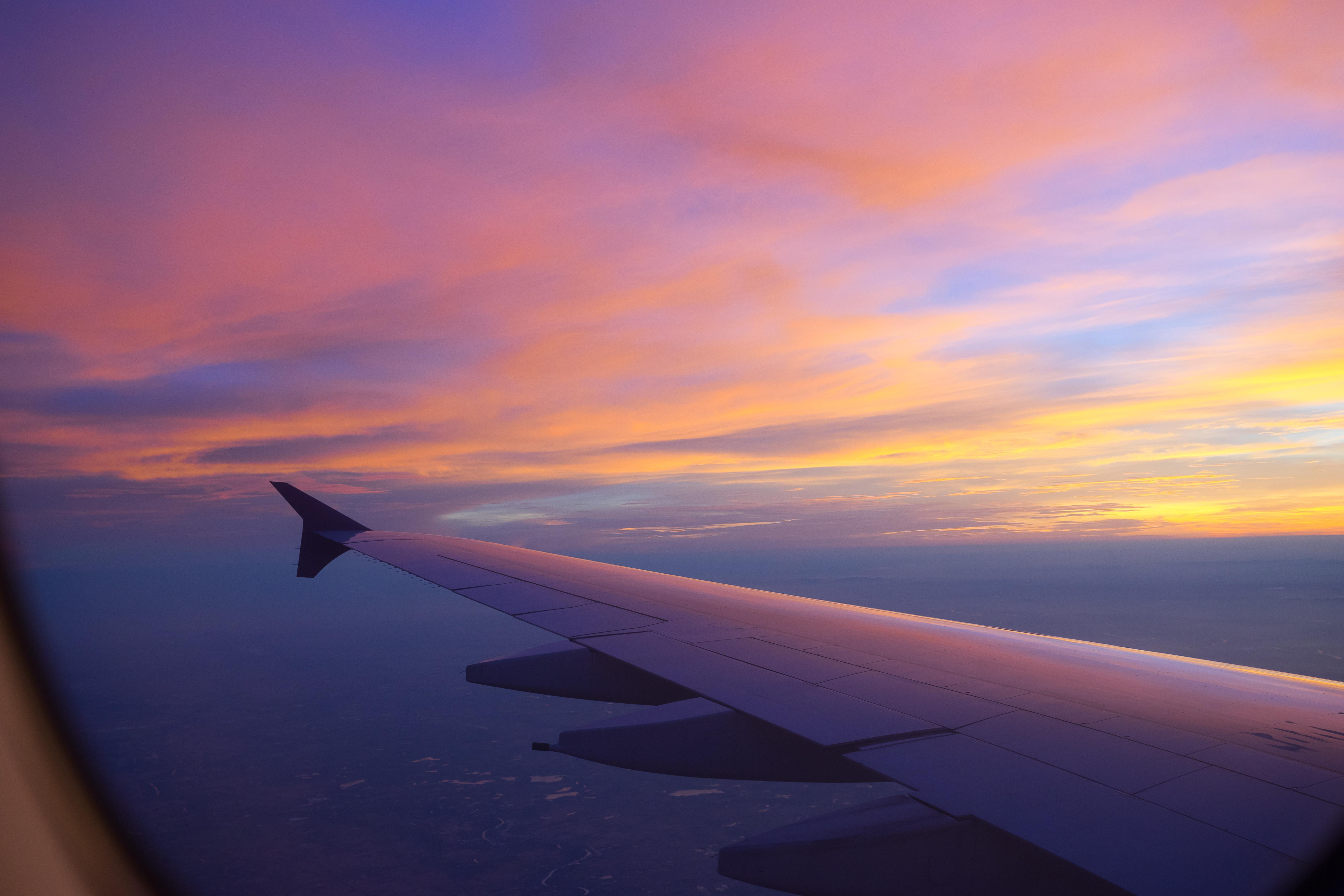 Asa do avião ao pôr do sol